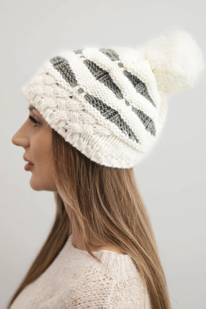 Czapka damska zimowa dzianinowa z pomponem i warkoczowym splotem K466 ecru