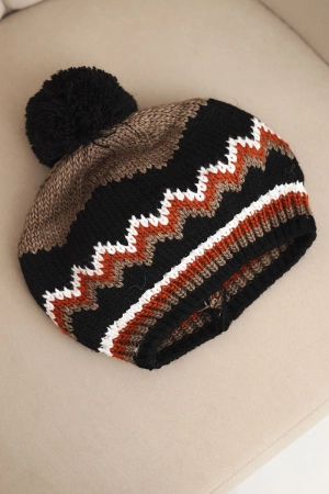 Czapka damska zimowa wełniana z pomponem i kolorowym wzorem K435 mocca + czarna