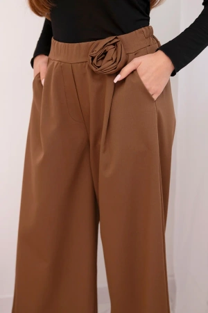 Spodnie damskie eleganckie z szeroką nogawką i ozdobnym kwiatem jasno brązowe