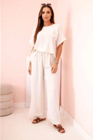 Komplet damski z wiskozy z ozdobnym kwiatem i szerokimi spodniami beżowy