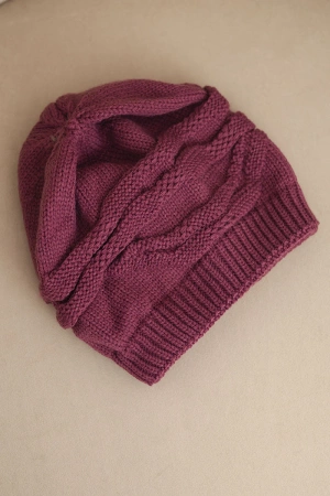 Czapka damska zimowa wełniana z ozdobnym splotem K429 ciemno fioletowa