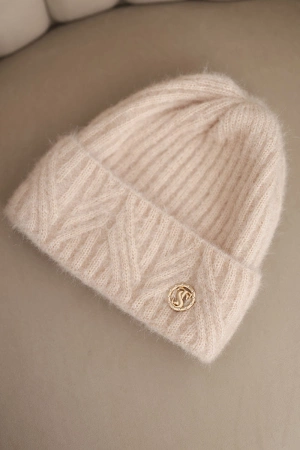 Czapka damska zimowa z puszystej dzianiny i z eleganckim guzikiem jasno pudrowy róż
