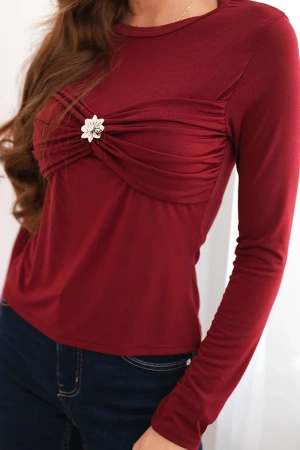 Bluzka damska z wiskozy dopasowana z drapowaniem i broszką bordowa