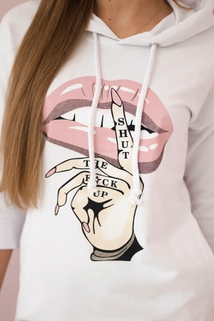 Sukienka z dłuższym tyłem i kolorowym nadrukiem biała