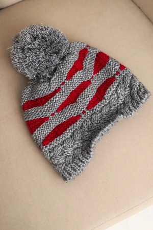 Czapka damska zimowa dzianinowa z pomponem i warkoczowym splotem K466 szara