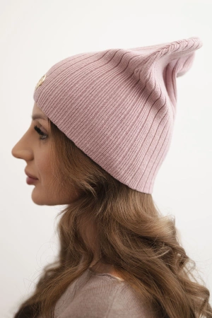 Czapka damska prążkowana z ozdobnym guzikiem z dodatkiem wełny i modalu ciemno różowa