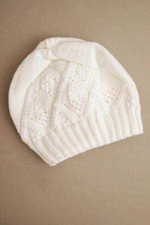 Czapka damska zimowa z wełny i z wzorem geometrycznym K479 biała