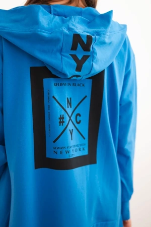 Narzutka z kapturem oversize chabrowy