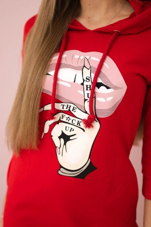 Sukienka z dłuższym tyłem i kolorowym nadrukiem czerwona