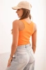Bluzka damska prążkowana na ramiączkach z ozdobną naszywką ciemno pomarańczowa