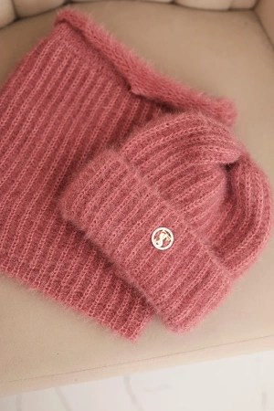 Komplet damski czapka i komin zimowy puszysty z ozdobnym emblematem ciemno różowy