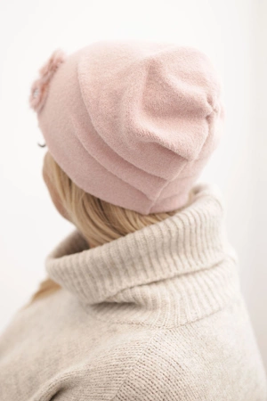 Czapka damska z ozdobnymi futrzanymi kwiatami elegancka ciemny pudrowy róż