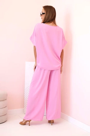 Komplet damski z wiskozy z ozdobnym kwiatem i szerokimi spodniami jasny różowy