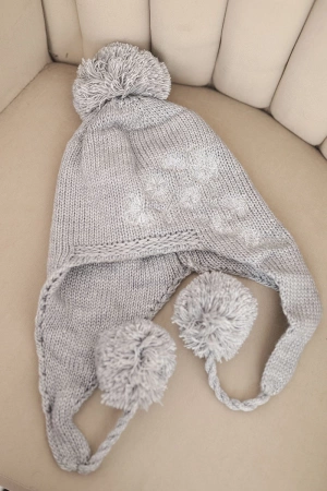 Czapka damska zimowa uszatka z pomponami K431 szara