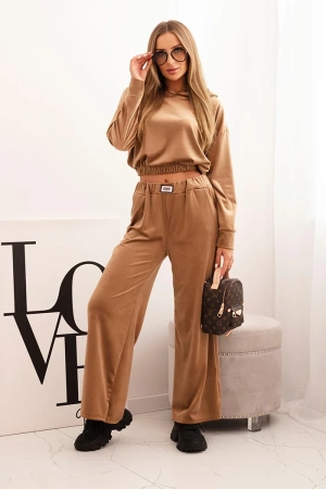 Komplet dresowy damska z weluru z szerokimi nogawkami i bluzą z kapturem camelowy
