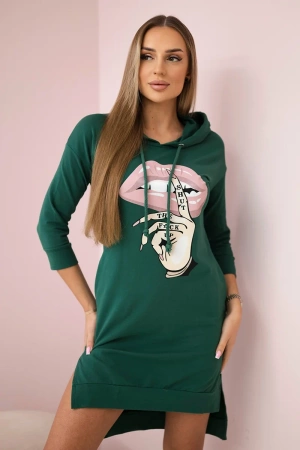 Sukienka z dłuższym tyłem i kolorowym nadrukiem ciemno zielona