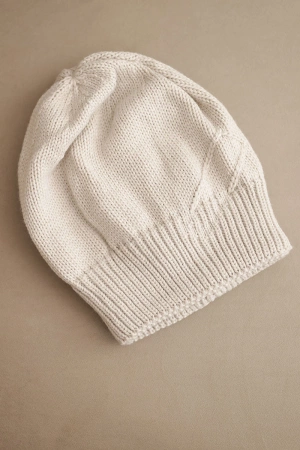 Czapka damska zimowa z wełną o prążkowanym splocie K471 beżowa