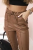 Spodnie damskie z ekoskóry z wiązaniem i rozcięciem na nogawce brązowe
