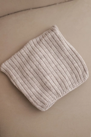 Czapka damska zimowa z wełną o kocim fasonie z prążkowanej dzianiny K419 beżowa