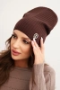 Czapka damska prążkowana z ozdobnym guzikiem z dodatkiem wełny i modalu brązowa