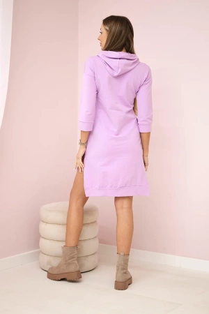 Sukienka z dłuższym tyłem i kolorowym nadrukiem fioletowa