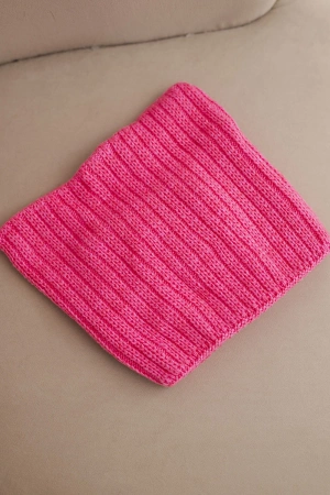 Czapka damska zimowa z wełną o kocim fasonie z prążkowanej dzianiny K419 różowa