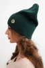 Czapka damska prążkowana z modalu i wiskozy z ozdobnym guzikiem ciemno zielona
