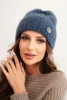 Czapka damska zimowa z puszystej dzianiny i z eleganckim guzikiem jeansowa