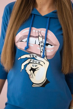 Sukienka z dłuższym tyłem i kolorowym nadrukiem chabrowa