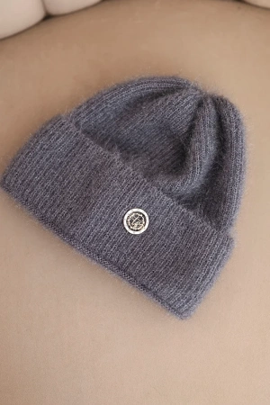 Czapka damska zimowa puszysta z ozdobnym guzikiem grafitowa