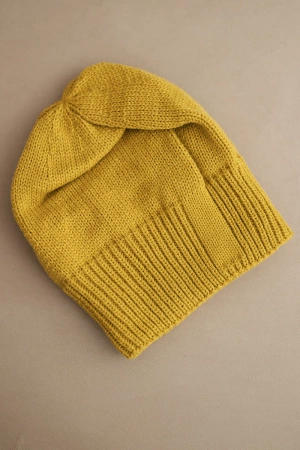 Czapka damska zimowa z wełną o klasycznym prążkowanym splocie K444 musztardowa