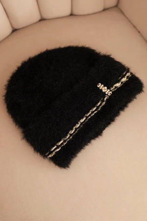 Czapka damska zimowa puszysta z perełkami i ozdobnym splotem czarna