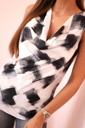 Bluzka damska satynowa z dekoltem wodnym czarna