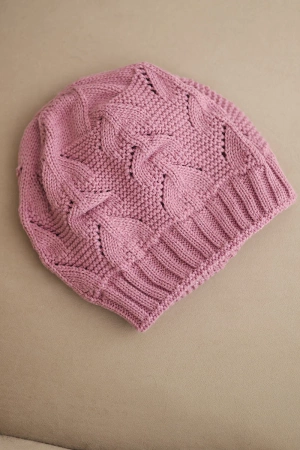 Czapka damska zimowa z wełną o strukturalnym splocie K432 jasno fioletowa