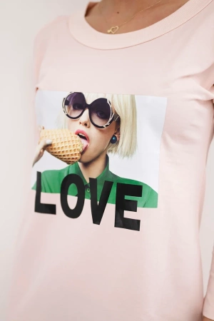 Sukienka z nadrukiem Love pudrowy róż