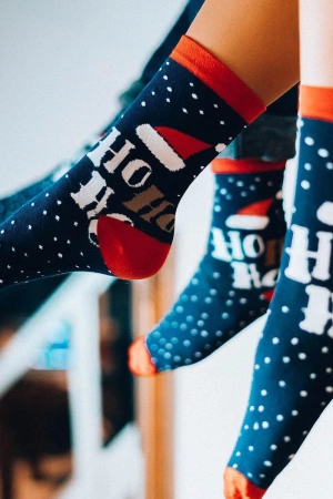 Skarpetki unisex świąteczne w pudełku – zestaw 2 par z reniferami i napisem Ho Ho