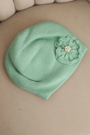 Czapka damska zimowa z ozdobnym kwiatem i perełkami K421 ciemno miętowa