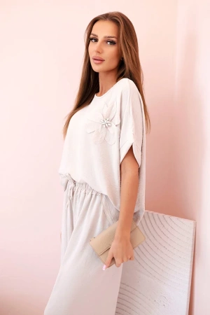 Komplet damski z wiskozy z ozdobnym kwiatem i szerokimi spodniami ciemny beżowy