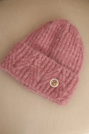 Czapka damska zimowa z puszystej dzianiny i z eleganckim guzikiem ciemno różowa