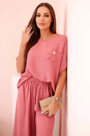 Komplet damski z wiskozy z ozdobnym kwiatem i szerokimi spodniami ciemny różowy