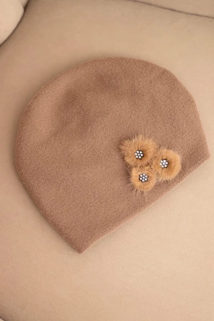 Czapka damska z ozdobnymi futrzanymi kwiatami elegancka fango