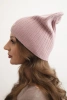 Czapka damska prążkowana z ozdobnym guzikiem z dodatkiem wełny i modalu ciemno różowa