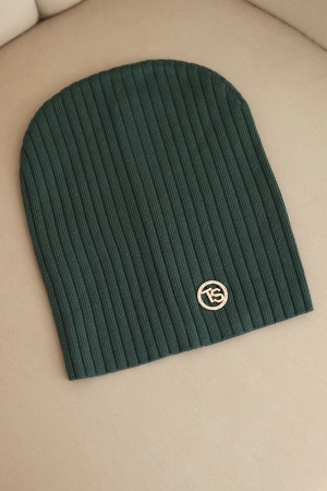 Czapka damska prążkowana z ozdobnym guzikiem z dodatkiem wełny i modalu zielona
