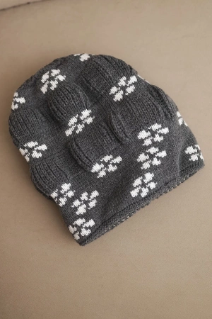 Czapka damska zimowa dzianinowa z wzorem śnieżynek K463 grafitowa