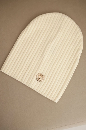 Czapka damska prążkowana z ozdobnym guzikiem z dodatkiem wełny i modalu ecru