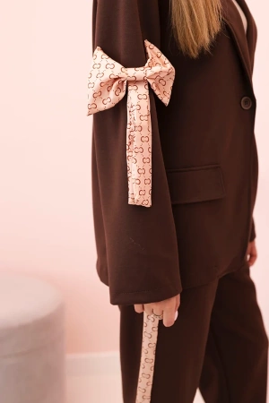 Komplet damska z wiskozą – marynarka z klapami i spodnie z lampasem brązowy