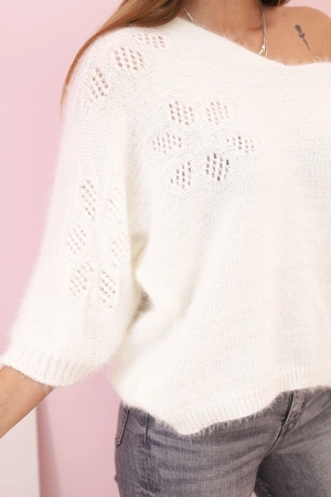 Sweter damski z moheru o luźnym kroju i dekolcie w serek ecru