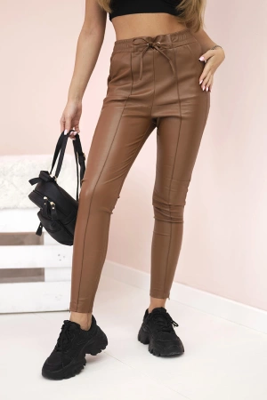 Spodnie damskie z ekoskóry z wiązaniem i rozcięciem na nogawce brązowe