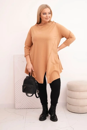 Bluzka damska bawełniana Plus Size asymetryczna z podwijanym rękawem jasno camelowa
